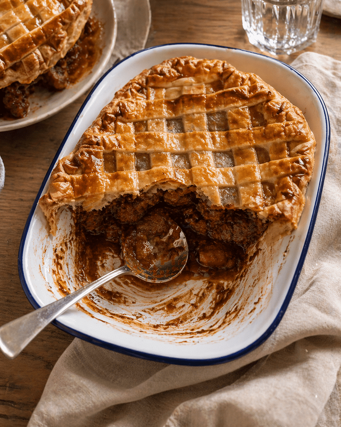 Falcon Large Pie Dish With Pie
